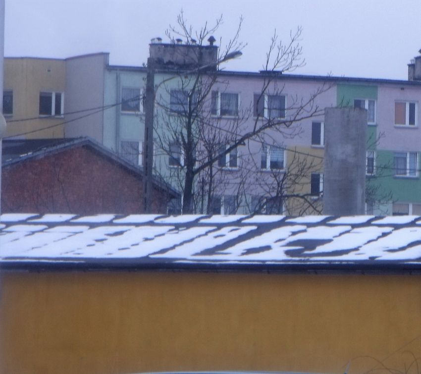 13 snieg topi sie nad elementami konstrukcyjnymi dachu