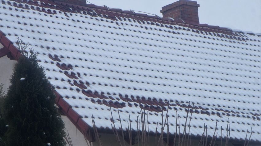 14 nieciagla izolacja przy polaczeniu scian z dachem