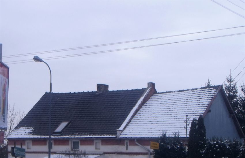 2 slaba izolacja budynku mieszkalnego topi snieg na dachu