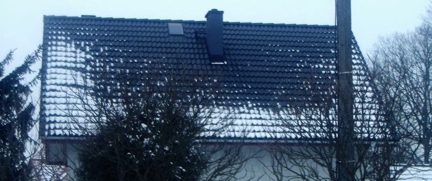 5snieg utrzymuje sie jedynie poza obryzem budynku