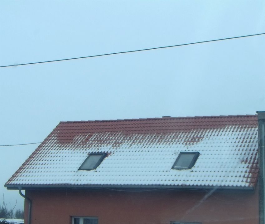 7 snieg trzymuje sie tylko do pewnej wysokosci dachu
